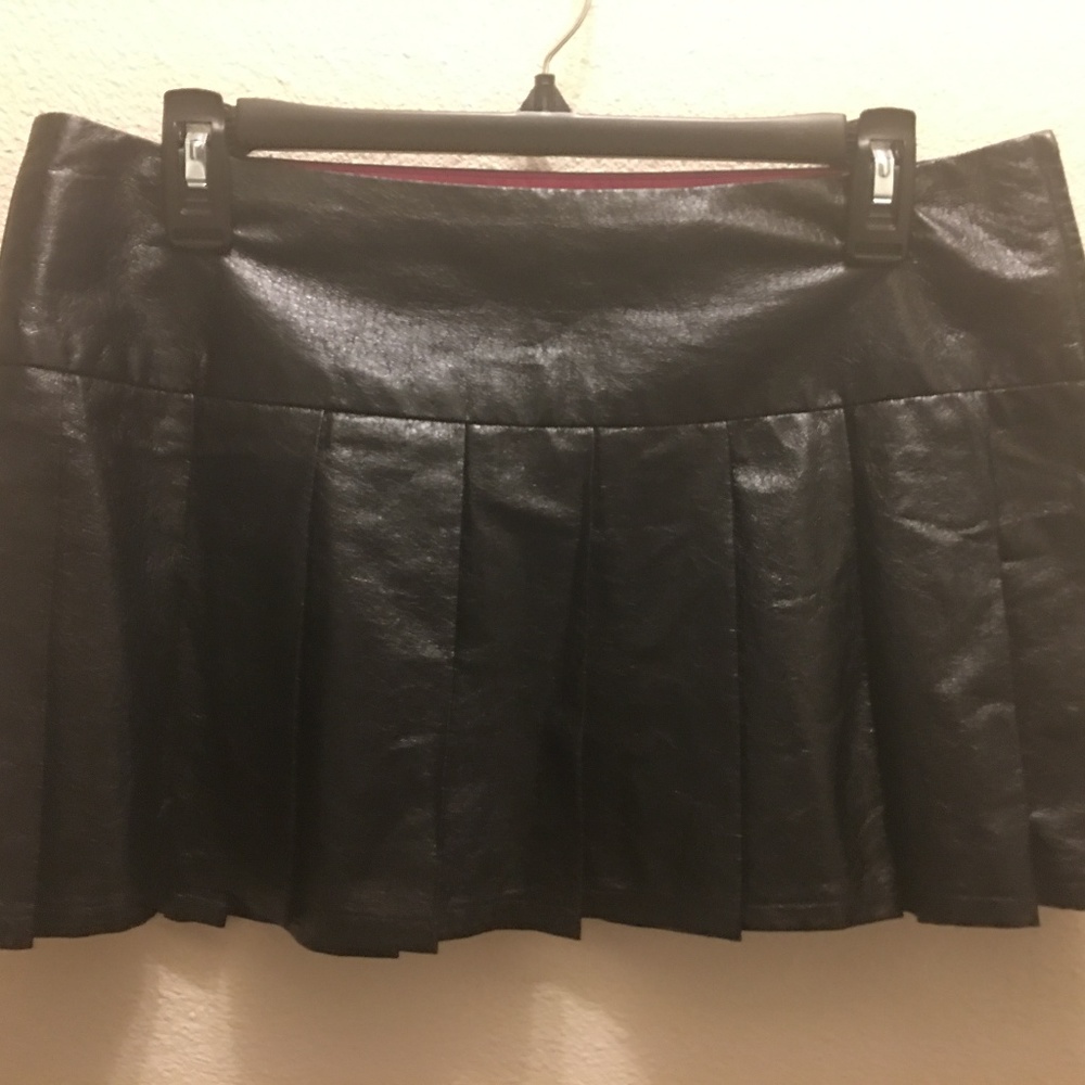 Charlotte Russe Black Mini Skirt - sz 8  (F-9)